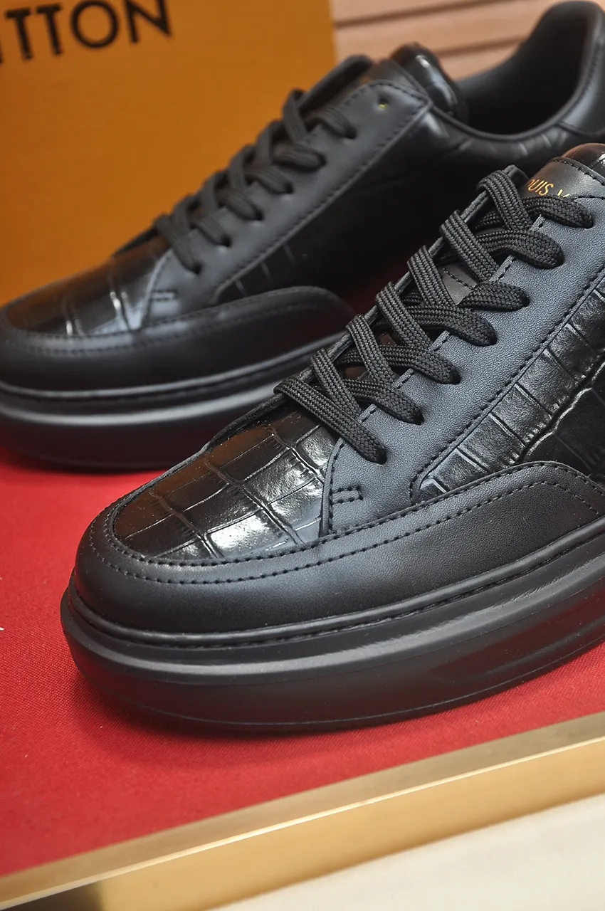 Men's men's shoes 💰640💶Original development, quality shipping, welcome to compare - LV sneaker series sports shoes introduce the loose silhouette of the ready-to-wear series into the spring and summer men's wear shows and make an eye-catching appearance. The cow leather upper is combined with rough fabric laces, and colorful beading highlights the brand's classic elements. LV letters mark the tongue and Monogram floral outsole. Mixed materials Made of top-grain cowhide, thick shoelace design, large Monogram print on the side, mesh lining and cotton feet, the comfort is as extreme as ever, premium heritage, quality first, worth owning! Size: Men’s 38-45 (45 is custom-made and cannot be returned or exchanged)